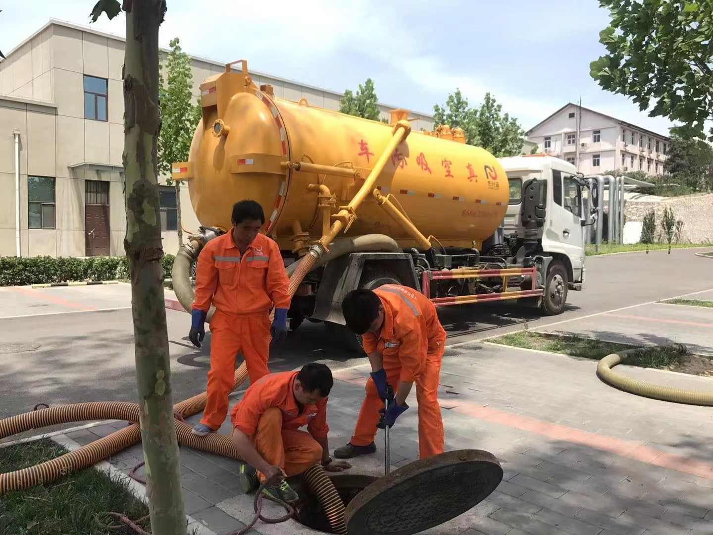 蔚县管道疏通车停在窨井附近