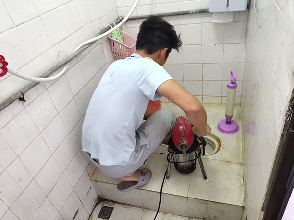 蔚县肥皂掉到马桶里把马桶堵住了怎么办？马桶堵住了怎么办